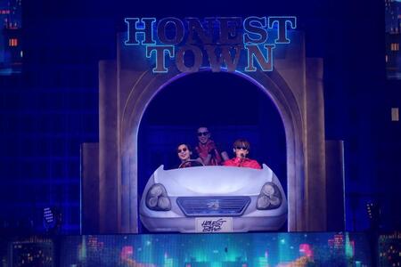 日本武道館公演でコラボ歌唱するＮＡＯＴＯ（右）、ｃｌａｑｕｅｐｏｔ（左）、ＳＷＡＹ