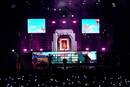 ステージに登場したＮＡＯＴＯ（中央）