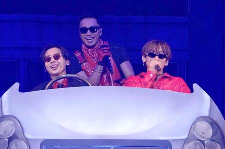 コラボ歌唱するＮＡＯＴＯ（右）、ｃｌａｑｕｅｐｏｔ（左）、ＳＷＡＹ