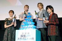 　ポーズをとる（左から）豊口めぐみ、岡咲美保、堂本光一、前野智昭