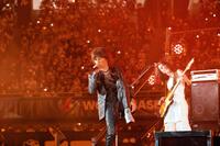 「タッチ」を熱唱するＢ’ｚの稲葉浩志