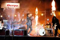 「タッチ」を熱唱するＢ’ｚの稲葉浩志