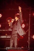 「タッチ」を熱唱するＢ’ｚの稲葉浩志