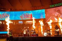 「タッチ」を熱唱するＢ’ｚの稲葉浩志