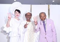 ポーズをとる（左から）北山みつき、オスマン・サンコン、アントン・ウィッキー（撮影・石井剣太郎）