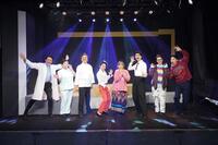 舞台に出演する（左から）津村知与支、馬場園梓、陰山泰、千葉雅子、小川菜摘、多和田任益、アサヌマ理紗、渡辺裕太