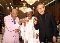 乾杯する（左から）アントン・ウィッキー、オスマン・サンコン、ビートきよし（撮影・石井剣太郎）