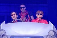 コラボ歌唱するＮＡＯＴＯ（右）、ｃｌａｑｕｅｐｏｔ（左）、ＳＷＡＹ