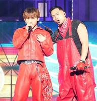 日本武道館に立つＮＡＯＴＯ（左）とＳＷＡＹ