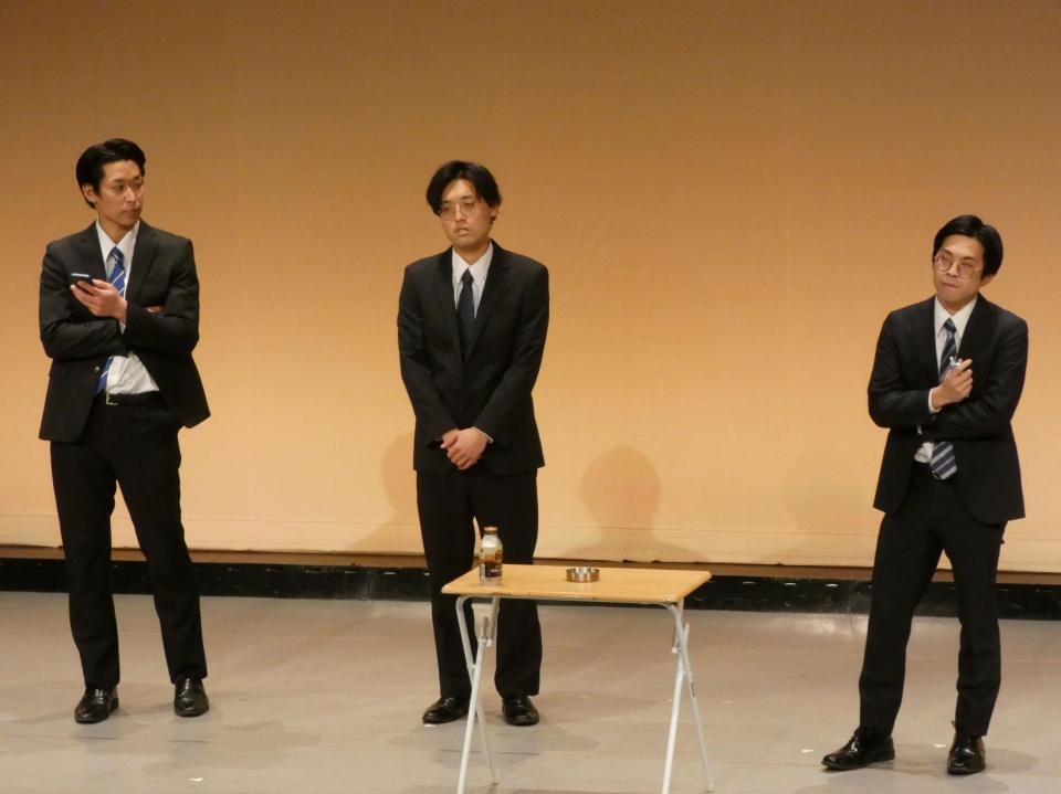 単独ライブを行った青色１号の（左から）カミムラ、仮屋そうめん、榎本淳