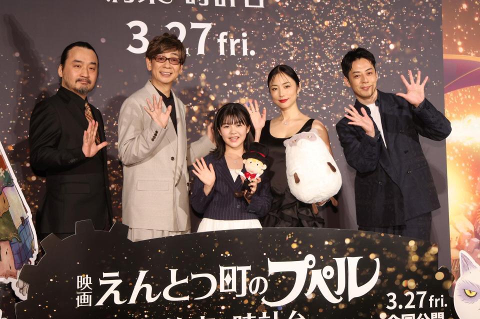 ポーズをとる（左から）廣田裕介監督、山寺宏一、永瀬ゆずな、ＭＥＧＵＭＩ、西野亮廣（撮影・石井剣太郎）