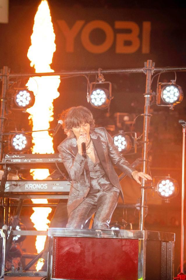 「タッチ」を熱唱するＢ’ｚの稲葉浩志