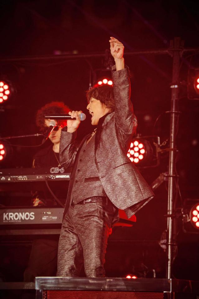 「タッチ」を熱唱するＢ’ｚの稲葉浩志