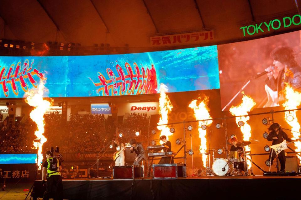 「タッチ」を熱唱するＢ’ｚの稲葉浩志