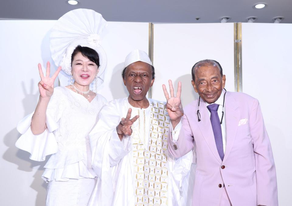 ポーズをとる（左から）北山みつき、オスマン・サンコン、アントン・ウィッキー（撮影・石井剣太郎）