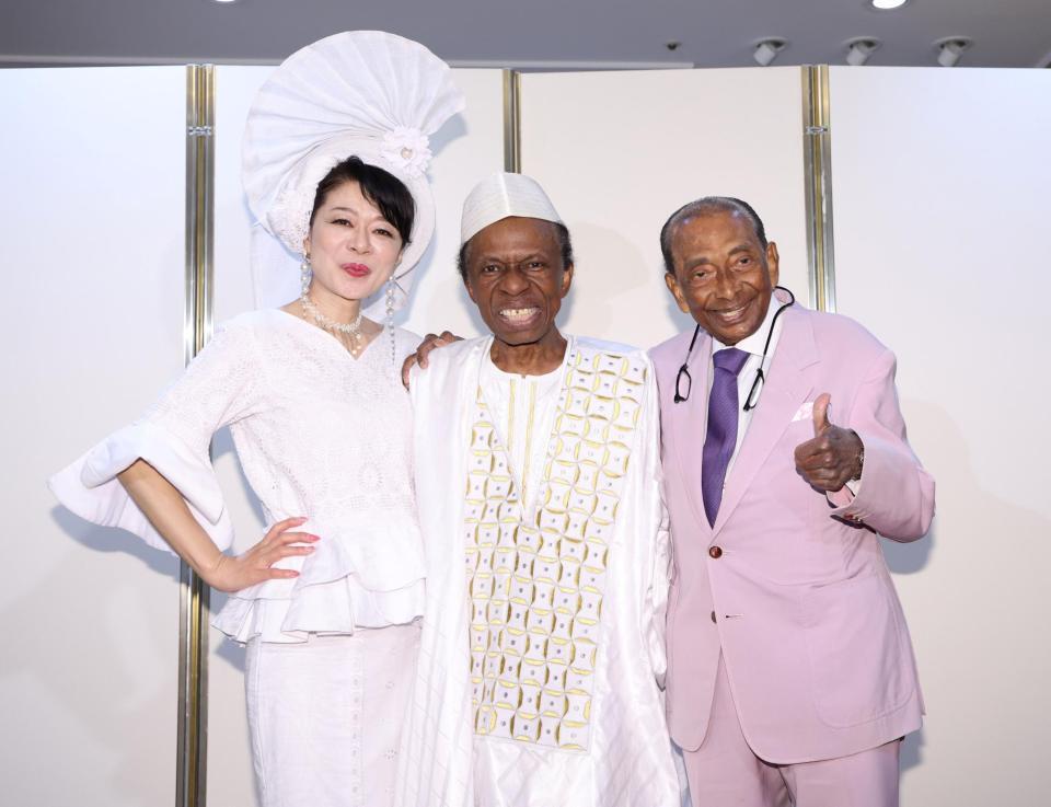 ポーズをとる（左から）北山みつき、オスマン・サンコン、アントン・ウィッキー（撮影・石井剣太郎）