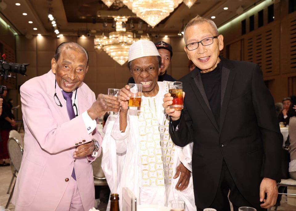 乾杯する（左から）アントン・ウィッキー、オスマン・サンコン、ビートきよし（撮影・石井剣太郎）