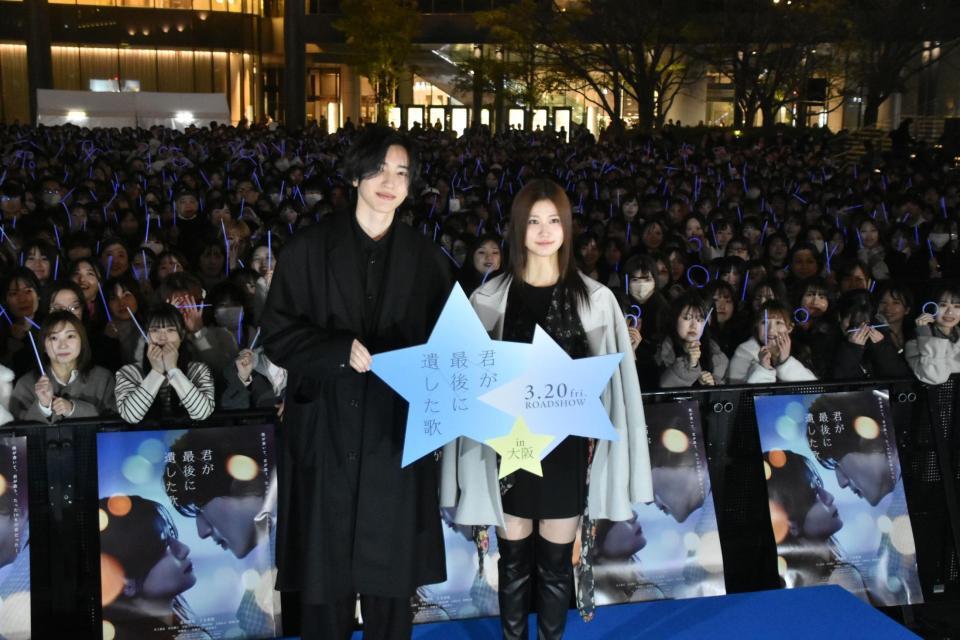 ３５００人をバックに撮影するなにわ男子・道枝駿佑（左）と生見愛瑠