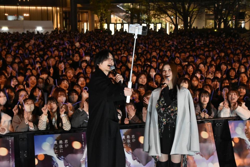 ３５００人と自撮りするなにわ男子・道枝駿佑（左）と生見愛瑠