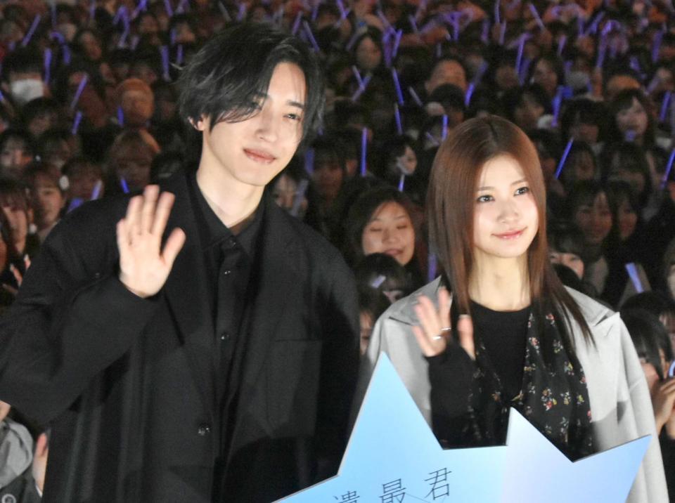 道枝駿佑（左）と生見愛瑠