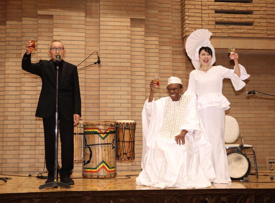 乾杯する（左から）ビートきよし、オスマン・サンコン、北山みつき（撮影・石井剣太郎）