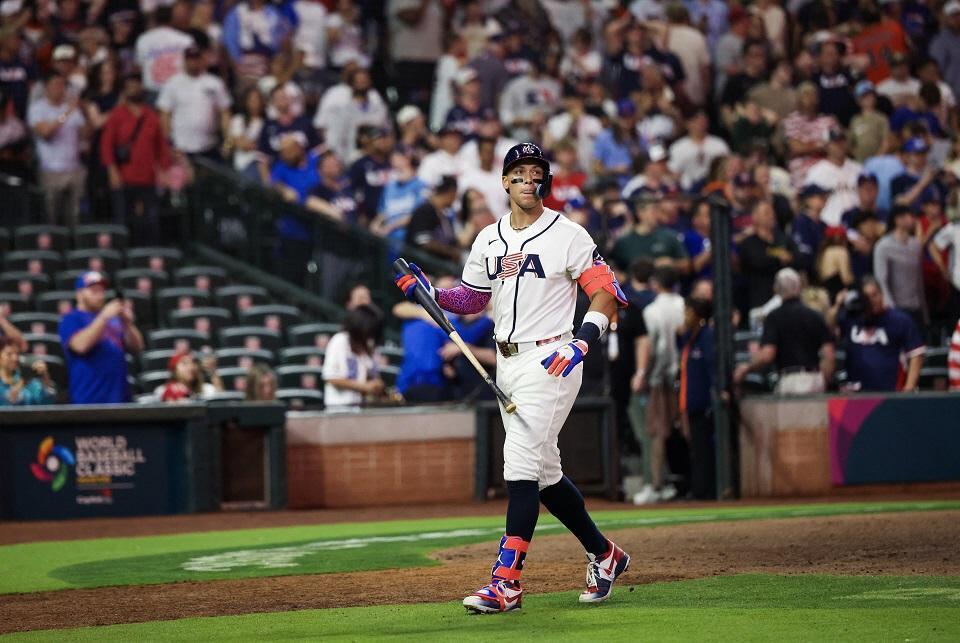 ９回、空振り三振で最後の打者となったジャッジはぼう然と引き揚げる（写真提供・ロイター／アフロ）