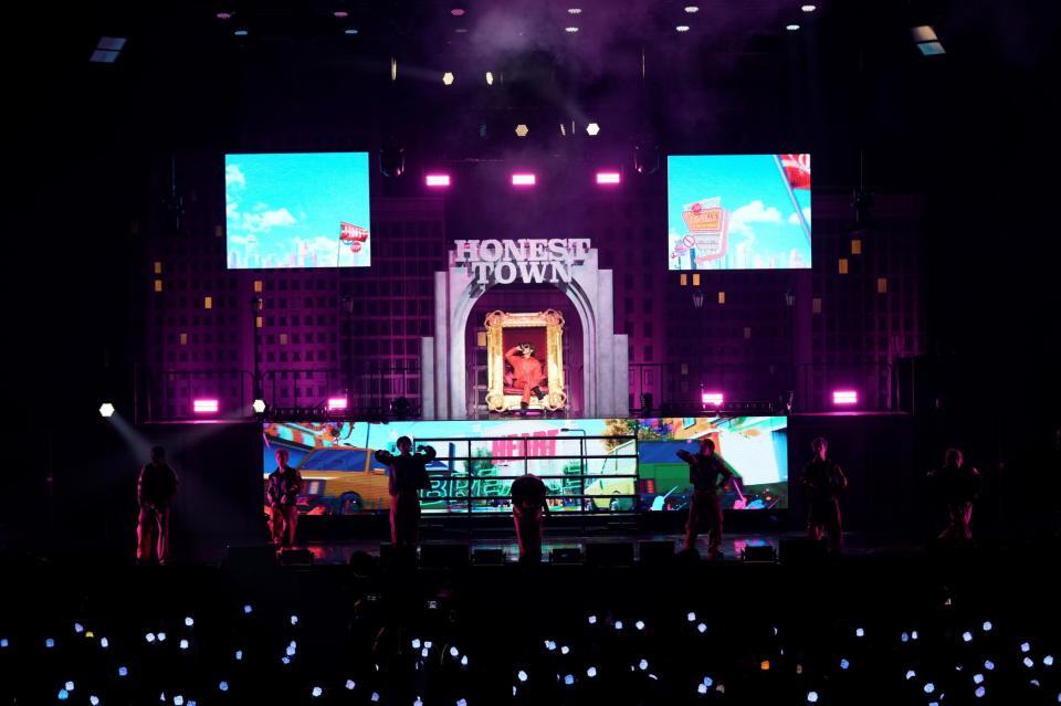 ステージに登場したＮＡＯＴＯ（中央）