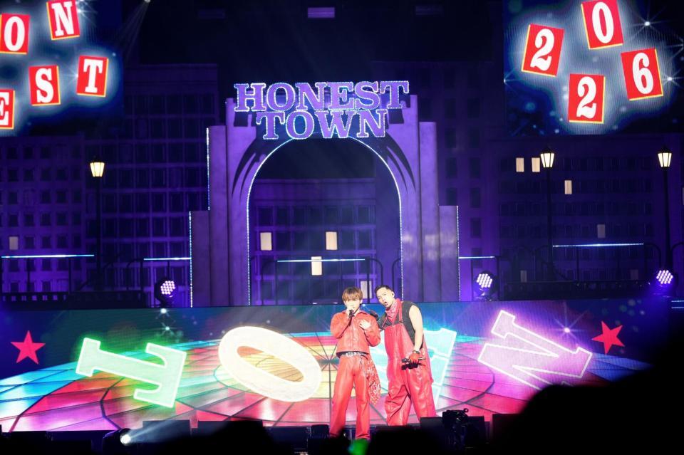 日本武道館のステージに立ったＮＡＯＴＯ（左）とＳＷＡＹ