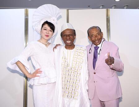 ポーズをとる（左から）北山みつき、オスマン・サンコン、アントン・ウィッキー（撮影・石井剣太郎）