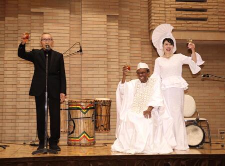 乾杯する（左から）ビートきよし、オスマン・サンコン、北山みつき（撮影・石井剣太郎）