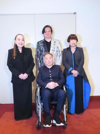 三枝成彰（中央）を囲む（後列左から）湯川れい子、ジョン・健・ヌッツォ、コシノジュンコ