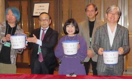 　募金活動を行う（左２人目から）露木茂アナ、山田美保子氏ら