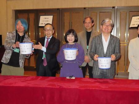 募金活動を行う（左から）と小佐野彈氏、野宮博氏、山田美保子氏、イク・モハメッド氏、松本大氏