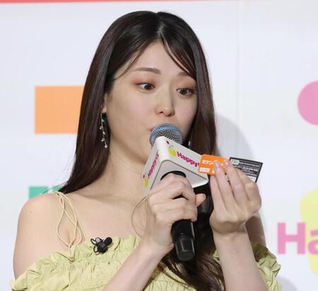 くじを引いた松村沙友理＝東京・千駄ケ谷（撮影・佐々木彰尚）