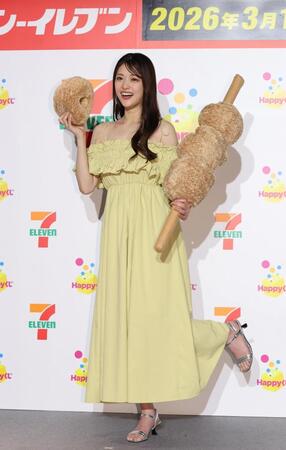 ポーズを決める松村沙友理＝東京・千駄ケ谷（撮影・佐々木彰尚）