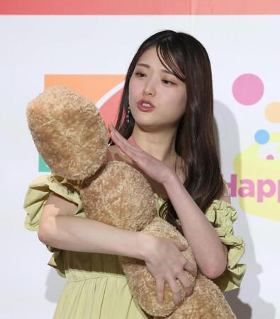 からあげ棒を赤ちゃんに見立て、あやす松村沙友理＝東京・千駄ケ谷（撮影・佐々木彰尚）