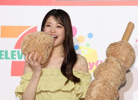 からあげ棒をほおばる松村沙友理＝東京・千駄ケ谷（撮影・佐々木彰尚）