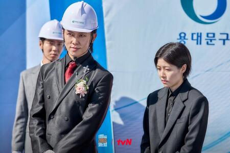 韓国放送局・ｔｖＮの公式Ｘ＠ＣＪｎＤｒａｍａより　韓ドラ「大韓民国でビルオーナーになる方法」ＭＩＹＡＶＩ（左）とシム・ウンギョンのスチールカット