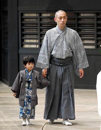 宙乗り安全祈願修祓式に出席した市川海老蔵と長男の勸玄くん＝１７年６月