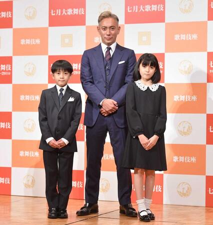 歌舞伎座「七月大歌舞伎」に向け、抱負を語った（左から）堀越勸玄、市川海老蔵、市川ぼたん＝２２年６月