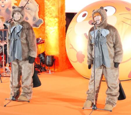 ビーバーの衣装で「愛のしるし」を熱唱するＰＵＦＦＹ