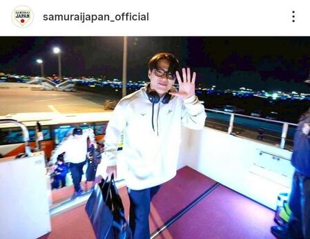 　チャーター機に乗り込む山本。侍ジャパンの公式インスタグラム（ｓａｍｕｒａｉｊａｐａｎ＿ｏｆｆｉｃｉａｌ）より
