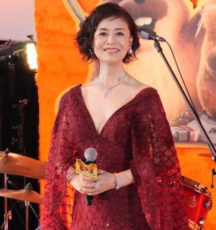 ゴージャスなドレス姿で登場した大地真央