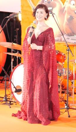 ゴージャスなドレス姿で登場した大地真央