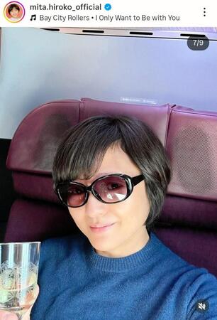 ビジネスクラスでくつろぐ。三田寛子のインスタグラム＠ｍｉｔａ．ｈｉｒｏｋｏ＿ｏｆｆｉｃｉａｌより