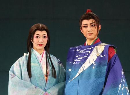 花組新人公演「蒼月抄」に主演した鏡星珠（右）とヒロインの翠笙芹南