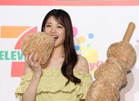 からあげ棒をほおばる松村沙友理＝東京・千駄ケ谷（撮影・佐々木彰尚）