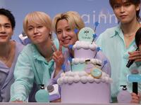 バースデーサプライズを受ける川尻蓮（写真中央）