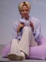 新商品を愛でる川尻蓮＝都内