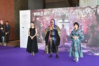 イベントに登場した（左から）ＭＥＧＵＭＩ、ＫＥＮＴＯ　ＭＯＲＩ、伊瀬茉莉也＝京都市内